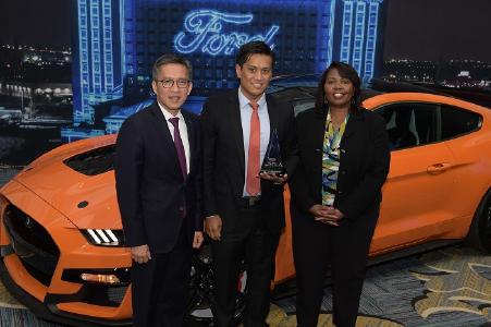V.l.: Hau Thai-Tang, Chief Product Development and Purchasing Officer Ford, Ernest Bedia Vice President - Original Equipment North America Pirelli, und Linda Cash, Vice President, Quality and New Model Programs Ford