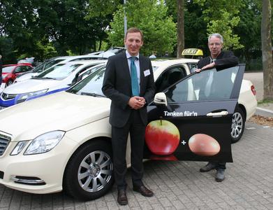 Fachtagsveranstalter Olaf Schröder von EWE Energie (links) und Fred Jackisch von swb hoffen, dass sich die Förderangebote der beiden Unternehmen für Erdgasfahrzeuge weiter herumspricht.