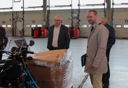 Erster Kreisbeigeordneter Dr. Jens Mischak (rechts) lässt sich von Uwe Heinbach, Betriebsstättenleiter der Online Systemlogistik GmbH & Co. KG, Ware zeigen, die durch das Logistikunternehmen in ganz Europa verschickt werden kann, Foto: Jennifer Sippel / Vogelsbergkreis