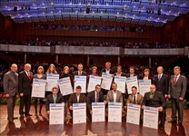 : Stolz präsentieren sich die 15 besten Jungmeisterinnen und Jungmeister des Jahres 2010 zusammen mit (von links): Prof. Dr. Hans-Peter Schwöbel, Präsident Walter Tschischka, Vizepräsident Alois Jöst und Vizepräsident Martin Sättele