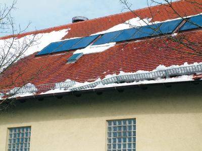 Ein rechtzeitiger und regelmäßiger DachCheck gibt Sicherheit – auch vor manchen Dach-Lawinen.