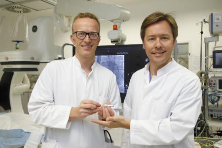 Dr Reinsch und Dr Neven mit dem Biomonitor III / Fotorechte: Alfried Krupp Krankenhaus