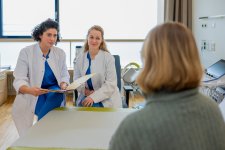 Dr. Annick Puhl (re.) und Josepha Clam sind Ansprechpersonen für FGM/C-Betroffene. / Bildquelle: Markus Kümmerle, Städtisches Klinikum Karlsruhe