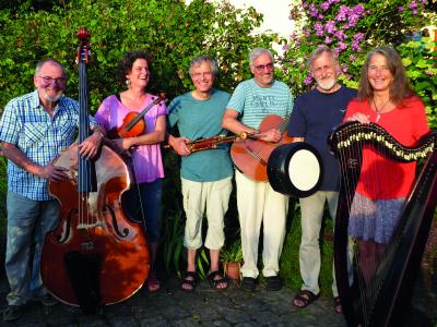 V.l.n.r.: Karl Bickel (Kontrabass), Ulrike Köhler (Violine, Gesang), Hans Weert Klopp (Flöten, Uilleann Pipes), Bernd Miller (Gitarre), Willi Kempf (Akkordeon, Gesang, Bodhran) und Martina Käfer (keltische Harfe) bilden gemeinsam die Gruppe „Carolezmer“