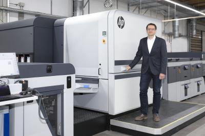 Bereits seit August 2019 ist die HP Indigo 100K am deutschen Produktionsstandort von Onlineprinters in Neustadt an der Aisch im Einsatz. Die Digitaldruck-Experten der Onlinedruckerei, die in Deutschland unter der Marke diedruckerei.de auftritt, konnten sich im laufenden Betrieb vom neuesten Modell aus der HP-Indigo-Reihe überzeugen. Bereits im Vorfeld hatten Jürgen Winkler, Director Operations von Onlineprinters, und sein Team die Gelegenheit, an der Entwicklung der neuen Maschine mitzuwirken / Copyright: Thomas Paulus/Onlineprinters GmbH
