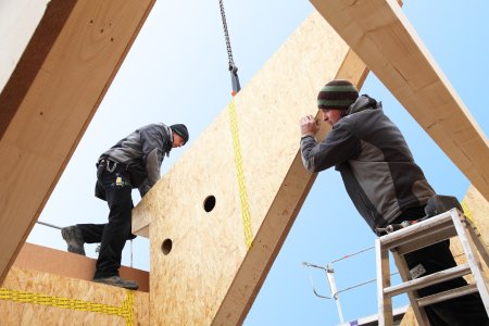 Die Auftragsbücher der Zimmerer und Holzbaubetriebe sind gut gefüllt. Probleme bereiten die stark gestiegenen Einkaufspreise für Konstruktions- und Bauholz / Foto: AMH/Sascha Schneider