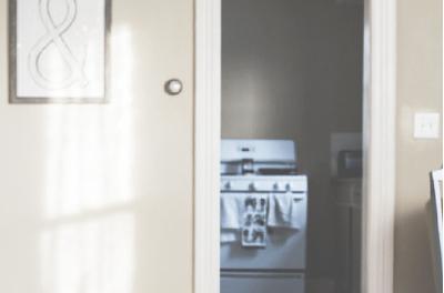 Vermietet ein Mieter die Wohnung an jemand anderen, verstößt er meistens gegen den Mietvertrag. Untermiete ohne Erlaubnis ist Vertragsverstoß. (Bild: ots/KLUGO GmbH)