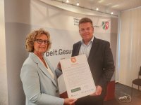 Novitas BKK-Vorständin Kirsten Budde und Staatssekretär Matthias Heidmeier mit der Charta zum Landesprogramm Beruf & Pflege