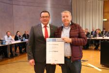 Kammerpräsident Klaus Hofmann (links) ehrt Dieter Thomas (rechts) mit der Silbernen Ehrennadel. Quelle: Handwerkskammer Mannheim Rhein-Neckar-Odenwald