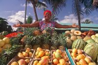 Marktfrau mit bunten Früchten (Foto: Wikinger Reisen)