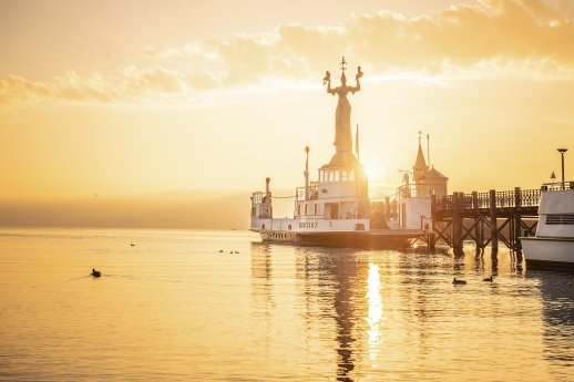 Konstanz-Bodensee-Hafen-Imperia-Alte-Faehre-Sonnenaufgang-04_Copyright_MTK-Dagmar-Schwelle.jpg