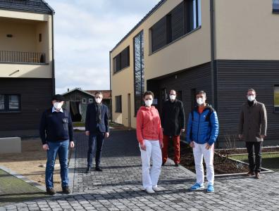 Erster Kreisbeigeordneter Dr. Jens Mischak (CDU, von rechts), begrüßt gemeinsam mit Bürgermeister Sascha Spielberger (hinten, von rechts), Ulf Werner, Geschäftsführer der MVZ gGmbH und Bürgermeister Sebastian Stang (Grebenhain, SPD), Dr. Thomas Kramm, der nun gemeinsam mit Stephanie Darmstadt am MVZ-Standort Grebenhain tätig sein wird. (Foto: Vogelsbergkreis/C.Lips)