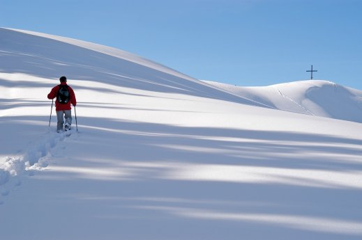 isny-winter-schneeschuhwanderer-vor-gipfelkreuz-adelegg-foto-thomas-gretler.jpg