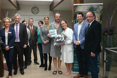 Auf dem Foto: Manuela Baier, Verwaltung monte mare Andernach; Claus Peitz, Bürgermeister; Kristina Neitzert, Leiterin Tourismus und Stadtmarketing; Christian Heller, Geschäftsführer Andernach.net; Selina Shafiq, Verwaltung monte mare Andernach; Kristina Isabel Doll, Geschäftsführerin; Luna und Lorenz Schirren (100.000. Saunagäste); Patrick Doll, Geschäftsführer; Achim Hütten, Oberbürgermeister