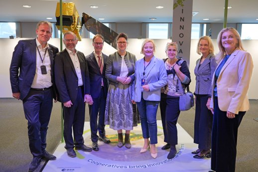 Ausstellungseröffnung mit zahlreichen Europaabgeordneten.jpg