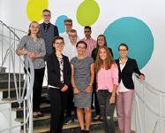 uniVersa – Abdruck: honorarfrei. Im Bild (von links): Fiona März, Julian Gorzolla, Monika Marchel, André Christian Keiner, Tom Rogler, Anna Bernhardt, Richard Kosak, Melissa Wallschek, Marina Tiryandafilis und Ausbildungsleiterin Theresa-Maria Hüttner