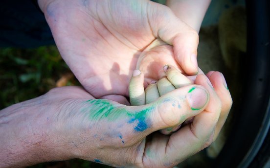 250920_DKHV_PMWeltkindertag_Imagebild_Haende_c_Evalotti Photography_800x500px_72dpi_RGB (1).jpg