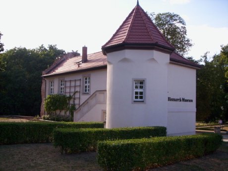 BlickaufdasBismarck-MuseuminSchönhausenanderElbe.jpg