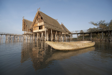 Ein Einbaum entsteht am Donnerstag und Freitag in den Uhldinger Pfahlbauten, Copyright Pfahlbaumuseum Unteruhldingen/Schellinger