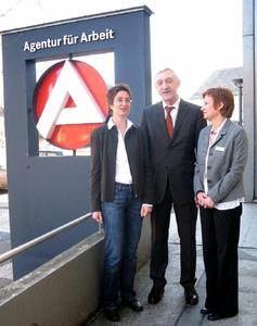 Lob von höchster Stelle: Heinrich Alt (Vorstandsmitglied der Bundesagentur für Arbeit) gratulierte Isolde Wagner (rechts) und Eva Wroblewski zur Qualifikation als Fallmanagerinnen.