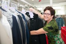 Hygienisch, ökologisch, schonend für Material und Haut: Manuela Kößler bietet die Nassreinigung auf Orangenbasis als einziger Betrieb im Landkreis Reutlingen an (Foto: Handwerkskammer Reutlingen)