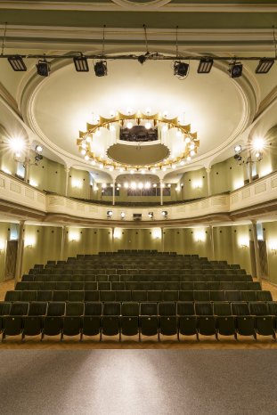 Eduard-v-Winterstein-Theater-Zuschauerraum_Foto-Dirk-Rückschloss.jpg