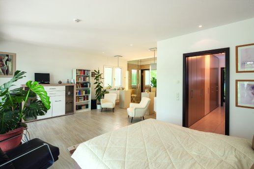 Schlafzimmer und Badezimmer gehen offen ineinander über.tif