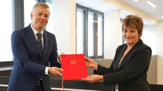 Prof. Dr. Philipp Last mit Kanzlerin Christiane Claus bei der Übergabe der Ernennungsurkunde / Foto: Hochschule Bremen / Thomas Ferstl