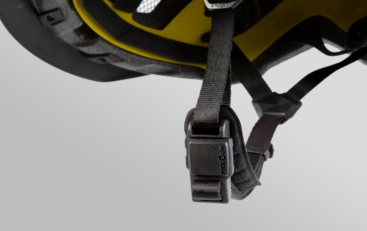 met-helmets-Mobilite-Mips-product-fidlock-buckle.jpg