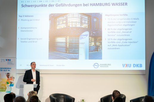 Florian Glor von HAMBURG WASSER erläutert die Gefahren durch Cyberkriminalität.JPG