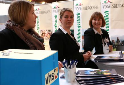 Von rechts nach links: Monika Schenker (vhs-Leiterin), Maria Kesselhut (Bildungsberaterin HESSENCAMPUS), Tatjana Stiller (vhs-Fachbereichsleiterin Beruf, Kultur und pol. Bildung), Foto: Vogelsbergkrei)