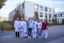 (v.l.n.r.): Prof. Dr. med. Pascal Jungbluth (zukünftiger Chefarzt Unfall & Gelenkchirurgie), Dr. med. Harald Löw (Chefarzt Unfall & Gelenkchirurgie), Dr. med. Thomas Jaeger (Chefarzt Geriatrie), Tobias Schrammen (Leiter Qualitätsmanagement), Dr. med. Stefan Hegermann (Leitender Oberarzt Unfall & Gelenkchirurgie), Dr. Dr. med. Manfred Gatzen (Leitender Oberarzt Geriatrie), Laura Schlipper (CTA), Daria Tigges (Sozialarbeiterin), Birgit Winter (Stationsleitung G2), Michelle Gröbbels (Station 8)