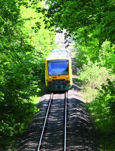 Die Südbahn bringt Einheimische und Besucher zu den schönsten Orten und Events Westmecklenburgs - mitten durch die idyllische Natur. Foto: K. Hoffmann/ ODEG