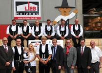 Auch dieses Mal hatte sich die Belegschaft versammelt, um an der Auszeichnung von Patrick Frey (fünfter von links) durch Hauptgeschäftsführer Dr. Joachim Eisert, Thomas Lieb mit Frau und Sohn, Präsident Harald Herrmann, dem Vorstandsmitglied der Handwerkskammer und Kreishandwerksmeister Alexander Wälde, Oberbürgermeister Julian Osswald und Senior Rudolf Lieb teilzunehmen