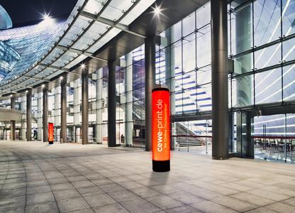 Im Büro, bei Veranstaltungen oder Messen hilft Leuchtreklame dabei, einen bleibenden Eindruck zu hinterlassen. Eine Leuchtsäule lässt z. B. ein Markenlogo in einem besonderen Licht erstrahlen