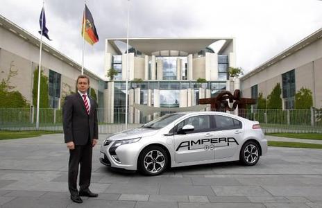 Im Elektroauto zum Bundeskanzleramt: Karl-Friedrich Stracke, Vorstandsvorsitzender der Adam Opel AG, kam zur Übergabe des zweiten Berichts der Nationalen Plattform Elektromobilität (NPE) im Opel Ampera. Das Auto kommt noch in diesem Jahr auf den Markt ist uneingeschränkt alltagstauglich. "Opel übernimmt damit einmal mehr die Pionierrolle bei der Einführung umweltfreundlicher Technologien" so Karl-Friedrich Stracke