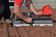 Unvermeidlich, aber unschädlich: Flechten und leichte Ablagerungen sind allenfalls „Patina“ und können beim jährlichen DachCheck durch den Dachdecker leicht entfernt werden.