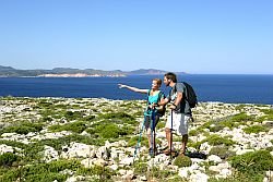 Individuelle Wanderer an der Kueste von Menorca klein.jpg