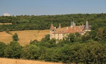 Die Essenz Burgunds heißt ein neuer Trip aus der Linie Natur & Kultur. Mit Wanderungen an der Côte d’Or – hier die Burganlage La Rochepot.