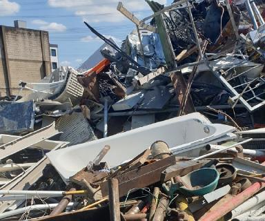 Seit Ewigkeiten werden ausrangierte Materialien gesammelt, um sie weiterverwenden zu können. Allerdings unterscheidet sich heutzutage die Art der Stoffe, die gesammelt werden, erheblich von denen aus alten Zeiten. Die Schrottabholung Krefeld holt jede Art von Schrott kostenlos vom Kunden ab. Der Schrott, insbesondere Elektroschrott, steckt voller Materialien, die nicht verloren gehen sollten. Nach einer entsprechenden Vorsortierung werden diese den Recycling-Anlagen zugeführt.