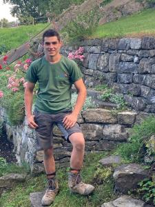 Foto (Fuchs baut Gärten GmbH): Josef Wasensteiner, Auszubildender bei Fuchs baut Gärten, erzielte die besten Noten bei den Landschaftsgärtner-Abschlussprüfungen in Oberbayern.
