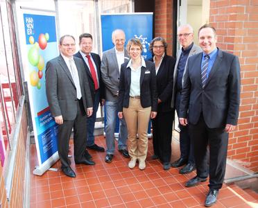 Sie weihten zusammen die neue Jugendhilfestation und die Familien- und Erziehungsberatungsstelle in Barsinghausen ein: Christoph Meineke, Bürgermeister von Wennigsen; Cord Mittendorf, Gehrdens Bürgermeister; Holger Thiermann, Doris Eberwein sowie Alisa Bach vom Fachbereich Jugend der Region Hannover; Sozialdezernent Erwin Jordan sowie Barsinghausens Bürgermeister Marc Lahmann (v.l.n.r.)