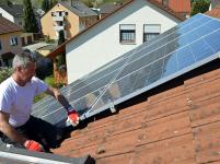 Bei Montage und Wartung der Solaranlage sind Hausbesitzer mit dem Dachdecker auf der sicheren Seite.
