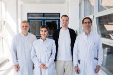 (v.l.) Oberarzt Dr. med. Marvin Leineweber, Oberärztin Gülcan Demirel, Tobias Schrammen, Leiter Qualitätsmanagement und Chefarzt Prof. Dr. med. Patrick Horn