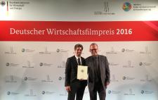 Michael Wittel (links) von W&W ModernMedia und Alfred Bouß (rechts) von der Handwerkskammer Reutlingen nach der Preisverleihung