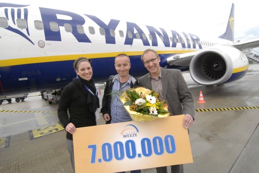 7-millionster Passagier Ryanair.JPG