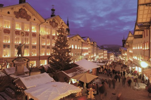 Christkindlzeit_in_der_Marktstraße_von_Bad_Toelz_Stadt_Bad_Toelz.jpg