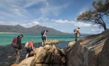 Trekker erkunden  im Süden unbekannte Küstenwege