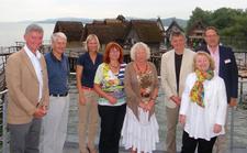 links nach rechts: Peter Walter M.A. (Pfahlbaumuseum), Uwe Jabs (Pfahlbaumuseum), Malin Melbeck (Parlamentarische Beraterin), Gabi Rolland (MdL), Rita Haller-Haid (MdL), Martin Rivoir (MdL), Helen Heberer (MdL), Dr. Gunter Schöbel (Pfahlbaumuseum, Direktor) (Bildautor: Pfahlbaumuseum )