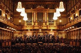 Matthias Georg Kendlinger mit seinen K&K Philharmonikern - hier im Wiener Musikverein .jpg